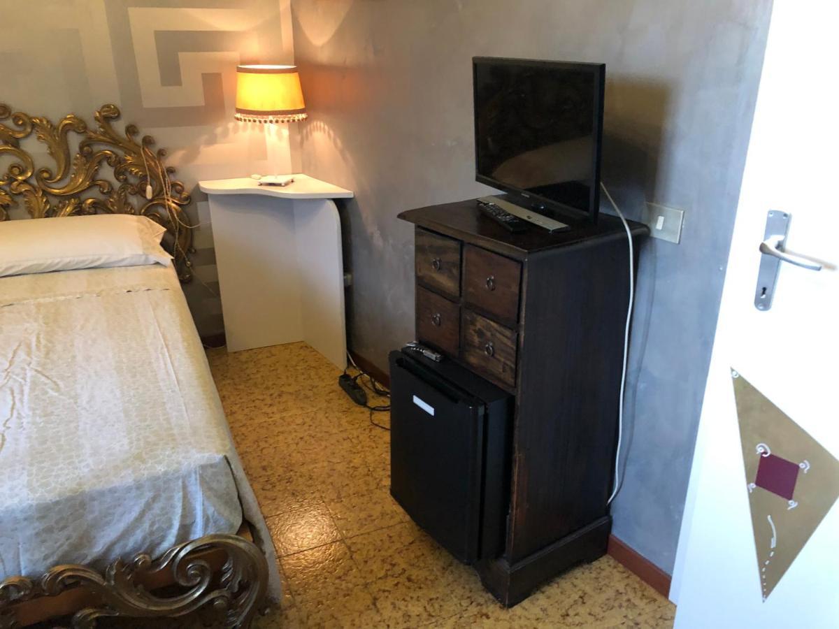 La Finestra Sul Fiume Bed & Breakfast Fossombrone Dış mekan fotoğraf