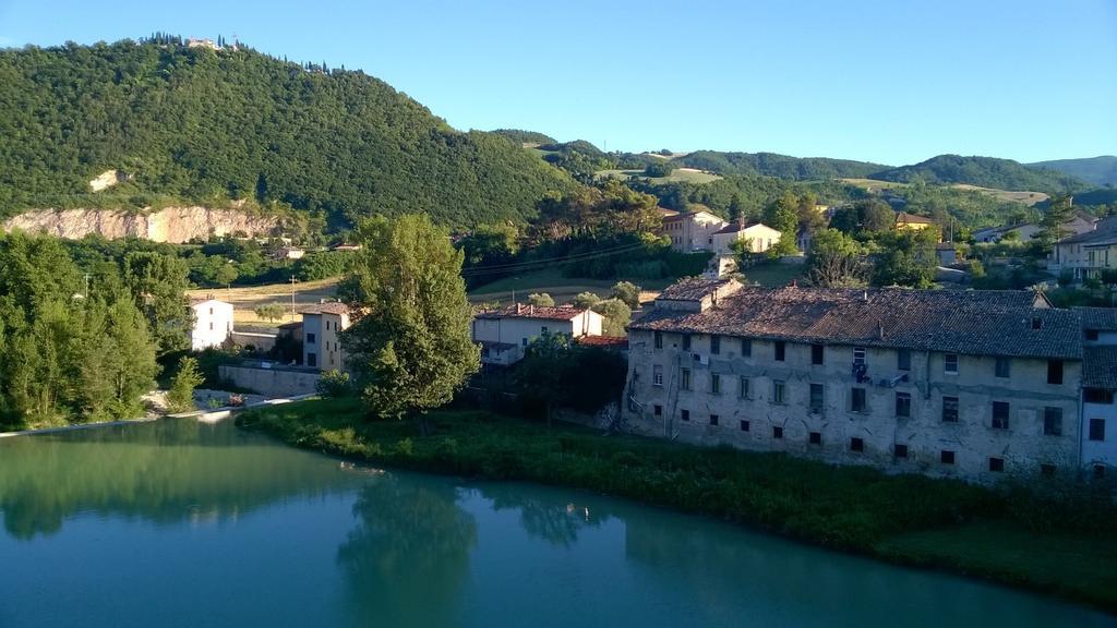 La Finestra Sul Fiume Bed & Breakfast Fossombrone Dış mekan fotoğraf