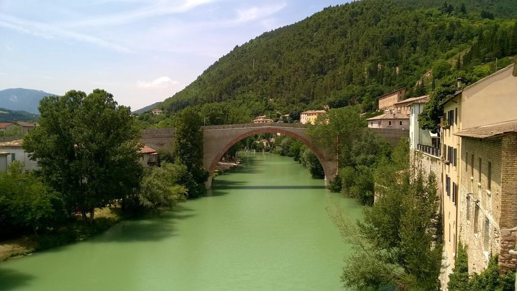 La Finestra Sul Fiume Bed & Breakfast Fossombrone Dış mekan fotoğraf