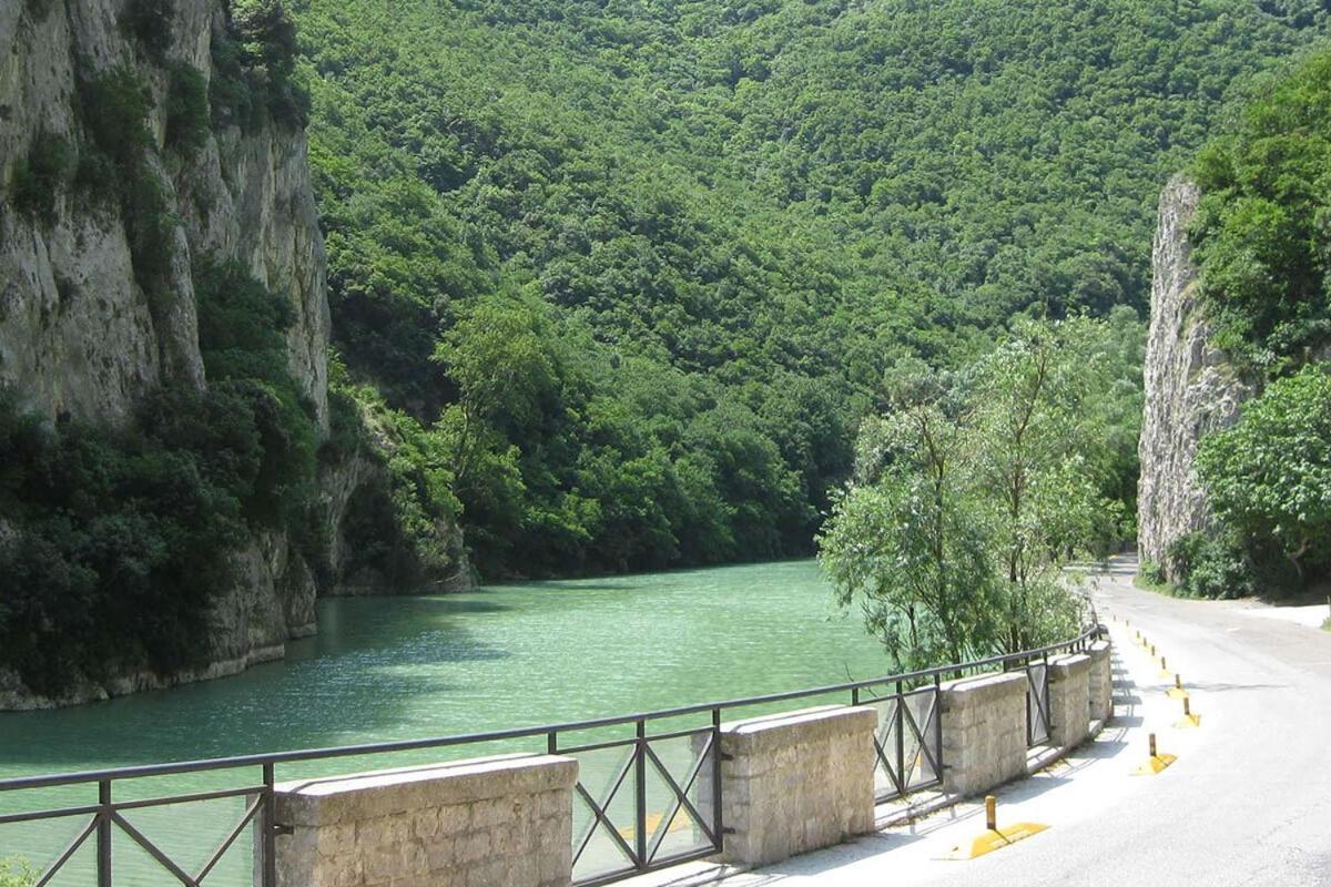 La Finestra Sul Fiume Bed & Breakfast Fossombrone Dış mekan fotoğraf