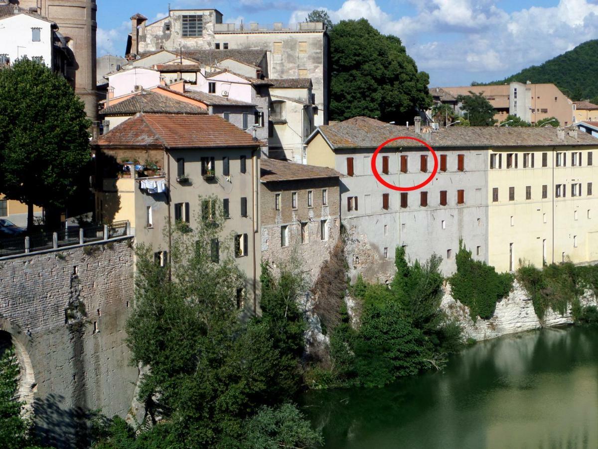 La Finestra Sul Fiume Bed & Breakfast Fossombrone Dış mekan fotoğraf